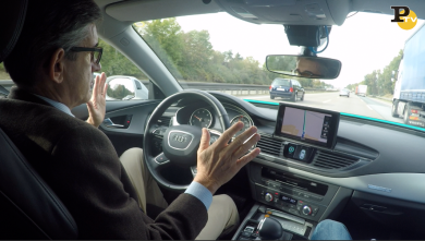 In autostrada senza tenere la mani sul volante