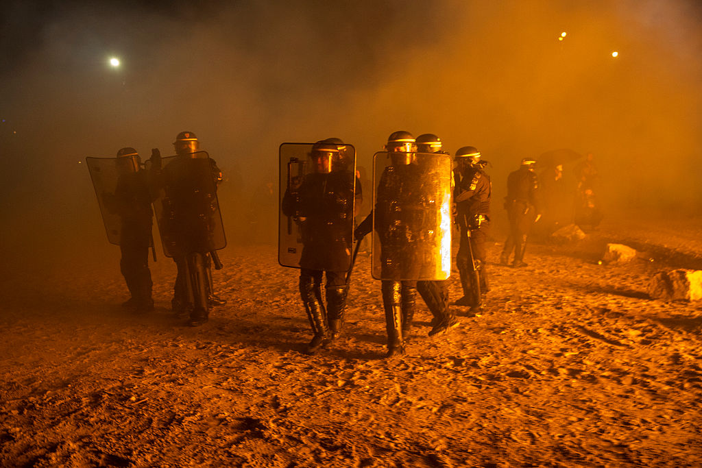 La “Giungla” di Calais in fiamme durante lo sgombero – FOTO e VIDEO La “Giungla” di Calais in fiamme durante lo sgombero – FOTO e VIDEO