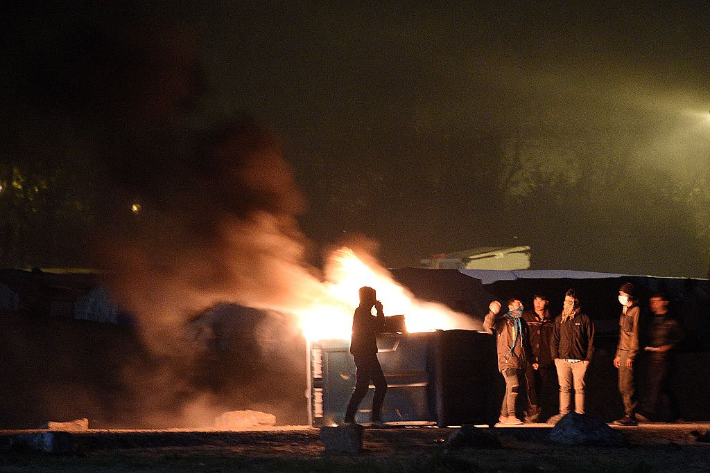 La “Giungla” di Calais in fiamme durante lo sgombero – FOTO e VIDEO La “Giungla” di Calais in fiamme durante lo sgombero – FOTO e VIDEO