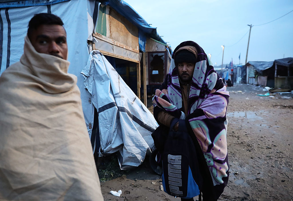 La “Giungla” di Calais in fiamme durante lo sgombero – FOTO e VIDEO La “Giungla” di Calais in fiamme durante lo sgombero – FOTO e VIDEO
