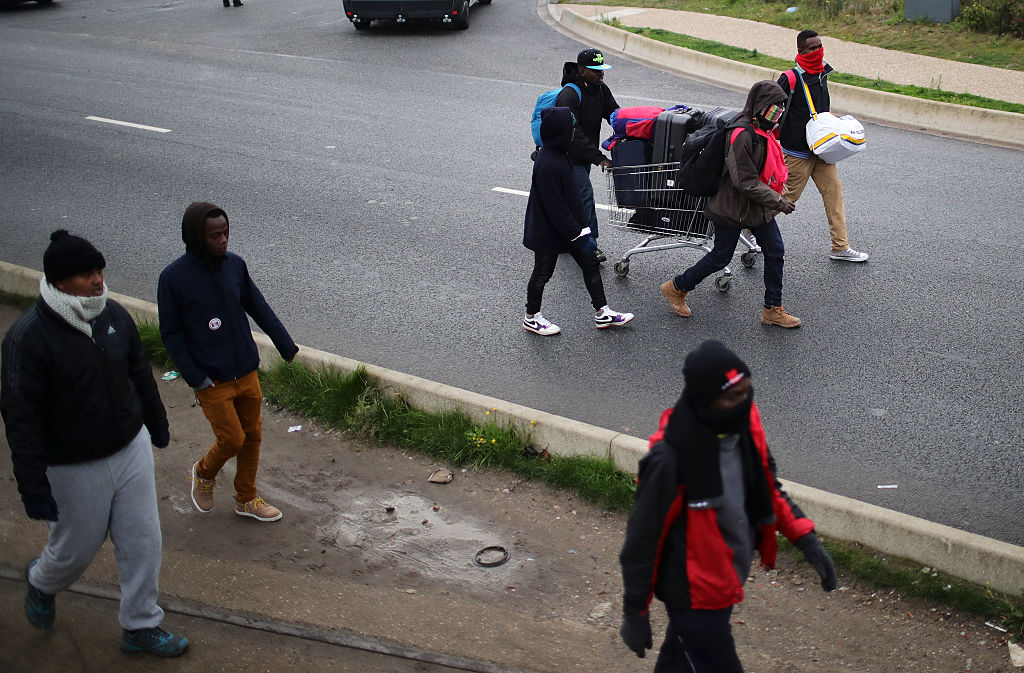 La “Giungla” di Calais in fiamme durante lo sgombero – FOTO e VIDEO La “Giungla” di Calais in fiamme durante lo sgombero – FOTO e VIDEO