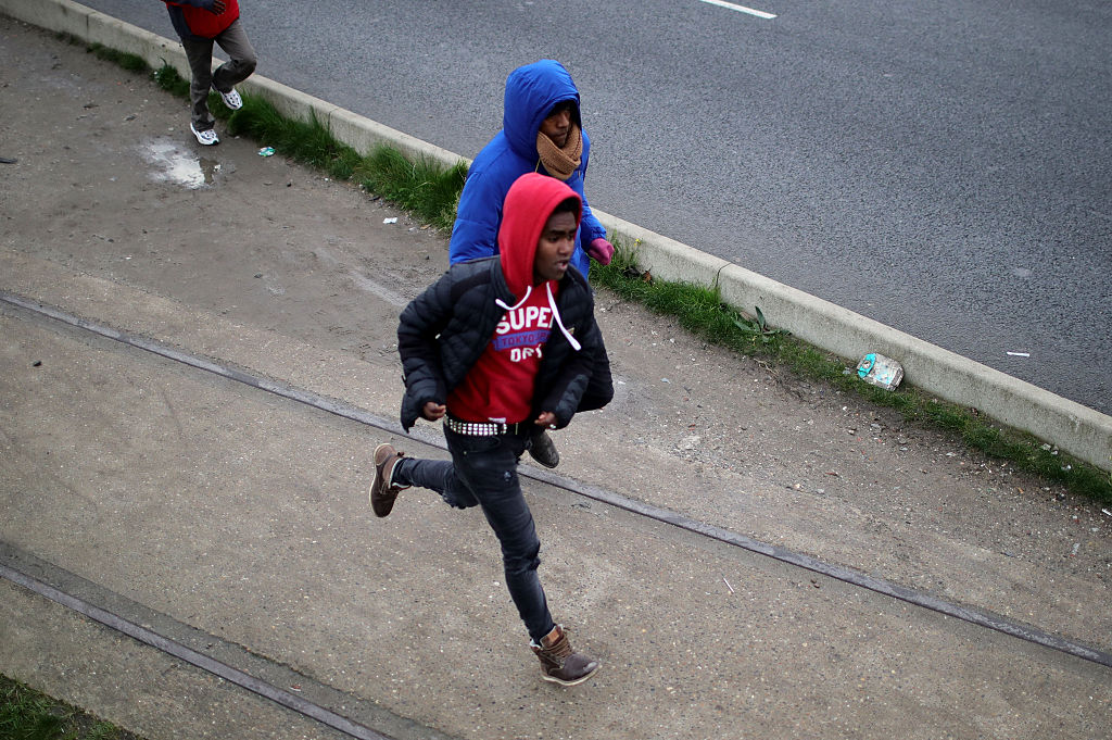 La “Giungla” di Calais in fiamme durante lo sgombero – FOTO e VIDEO La “Giungla” di Calais in fiamme durante lo sgombero – FOTO e VIDEO