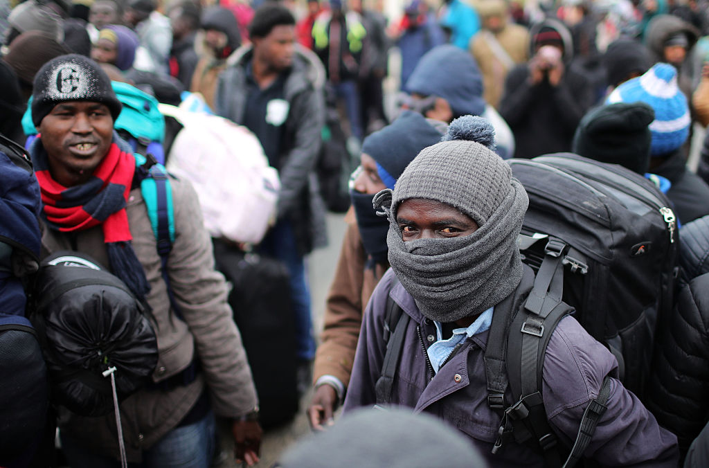 La “Giungla” di Calais in fiamme durante lo sgombero – FOTO e VIDEO La “Giungla” di Calais in fiamme durante lo sgombero – FOTO e VIDEO