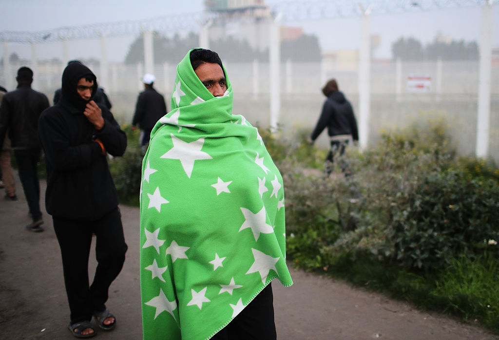 La “Giungla” di Calais in fiamme durante lo sgombero – FOTO e VIDEO La “Giungla” di Calais in fiamme durante lo sgombero – FOTO e VIDEO