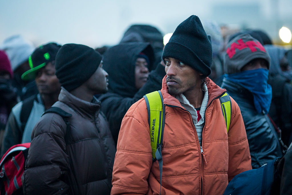 La “Giungla” di Calais in fiamme durante lo sgombero – FOTO e VIDEO La “Giungla” di Calais in fiamme durante lo sgombero – FOTO e VIDEO