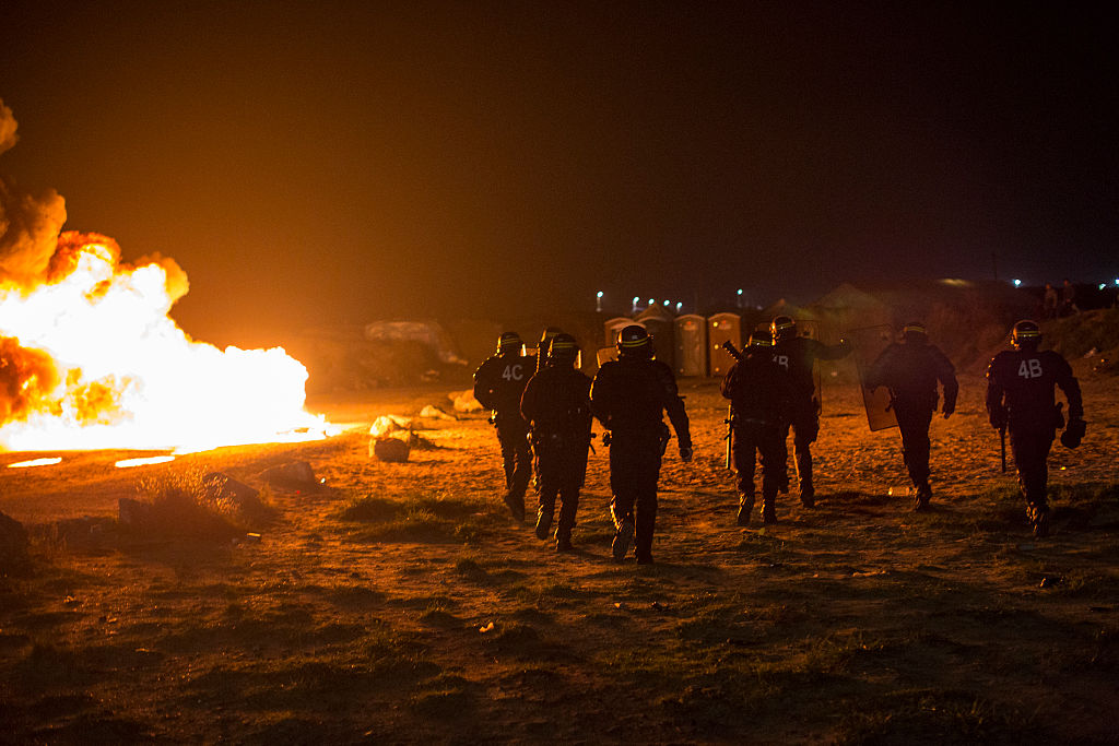 La “Giungla” di Calais in fiamme durante lo sgombero – FOTO e VIDEO La “Giungla” di Calais in fiamme durante lo sgombero – FOTO e VIDEO