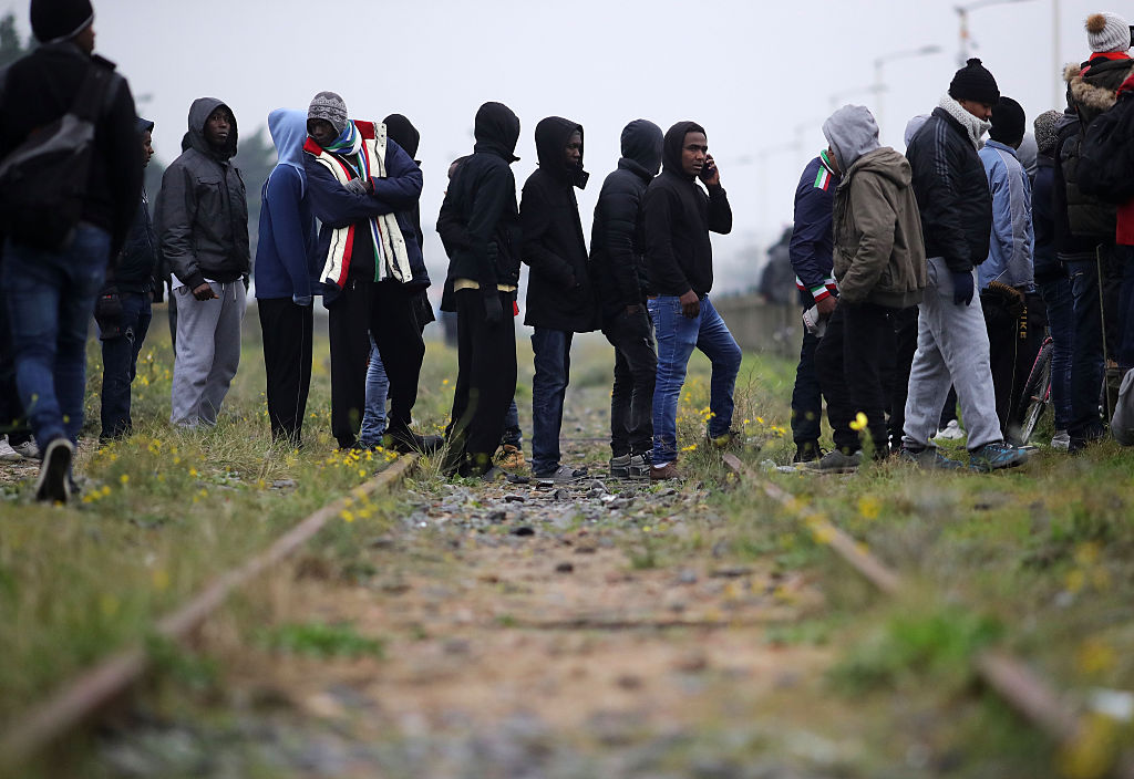 La “Giungla” di Calais in fiamme durante lo sgombero – FOTO e VIDEO La “Giungla” di Calais in fiamme durante lo sgombero – FOTO e VIDEO