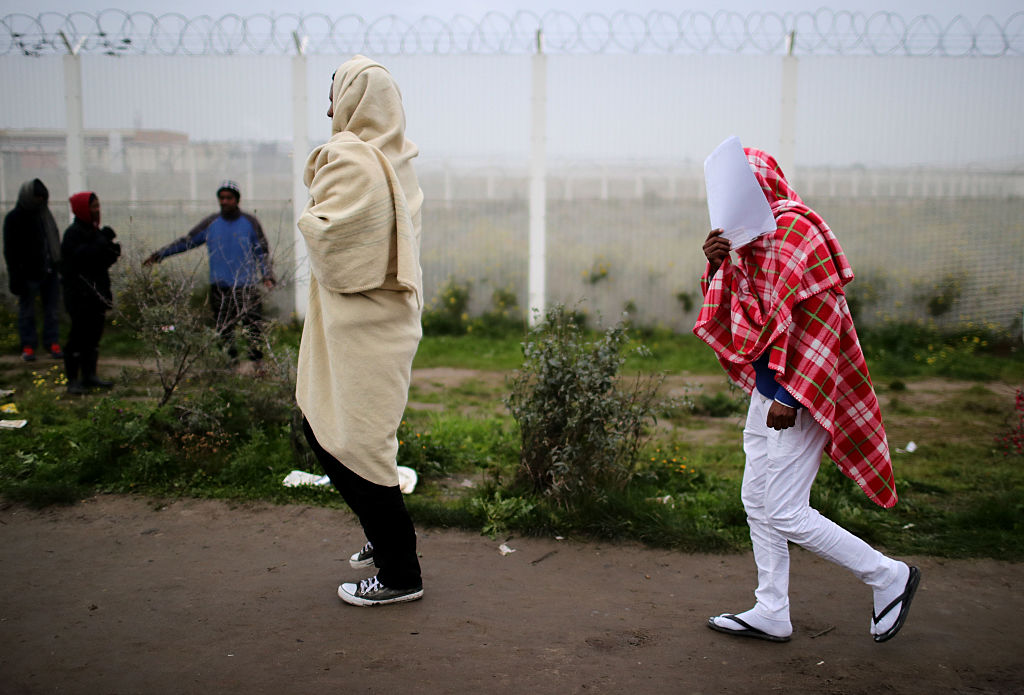 La “Giungla” di Calais in fiamme durante lo sgombero – FOTO e VIDEO La “Giungla” di Calais in fiamme durante lo sgombero – FOTO e VIDEO