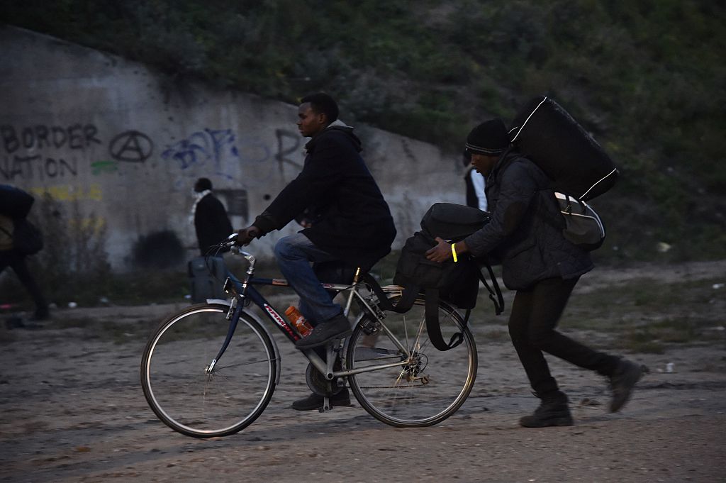 La “Giungla” di Calais in fiamme durante lo sgombero – FOTO e VIDEO La “Giungla” di Calais in fiamme durante lo sgombero – FOTO e VIDEO