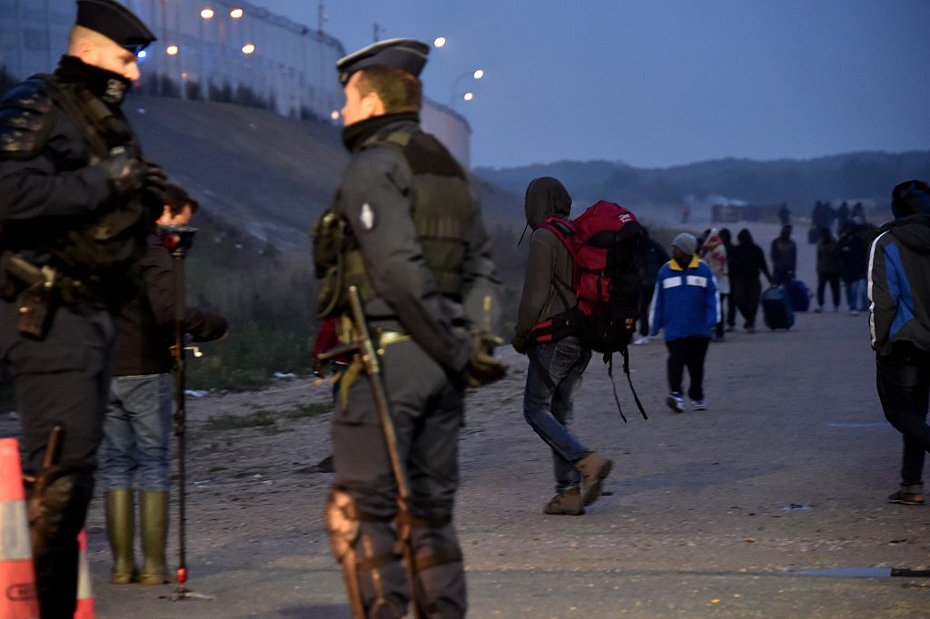 La “Giungla” di Calais in fiamme durante lo sgombero – FOTO e VIDEO La “Giungla” di Calais in fiamme durante lo sgombero – FOTO e VIDEO