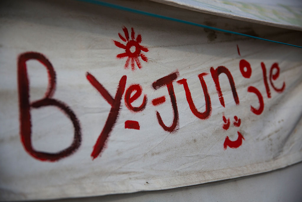 La “Giungla” di Calais in fiamme durante lo sgombero – FOTO e VIDEO La “Giungla” di Calais in fiamme durante lo sgombero – FOTO e VIDEO