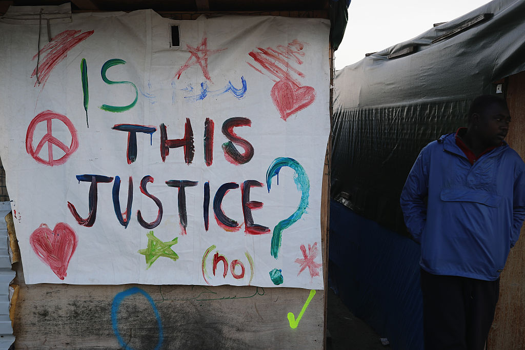 La “Giungla” di Calais in fiamme durante lo sgombero – FOTO e VIDEO La “Giungla” di Calais in fiamme durante lo sgombero – FOTO e VIDEO