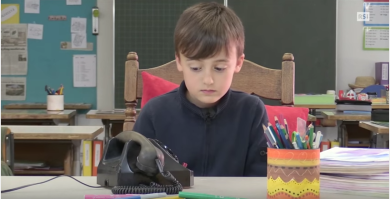 Cosa succede a mettere un bambino davanti a un vecchio telefono?