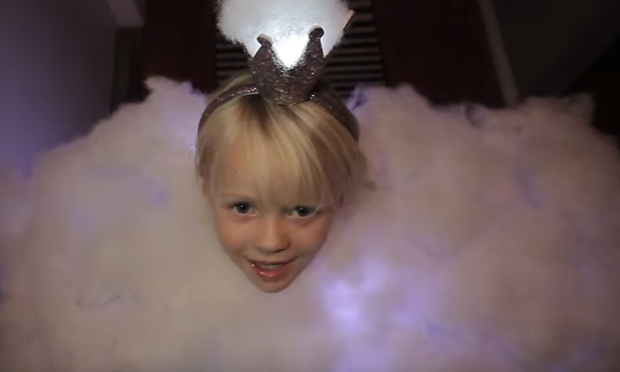 Halloween, il costume da nuvola tempestosa