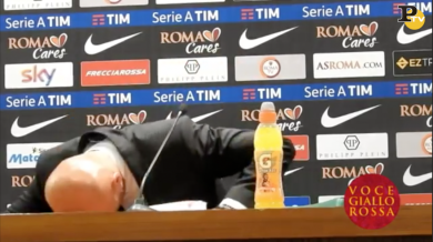 Spalletti: testate alla scrivania in conferenza stampa | video