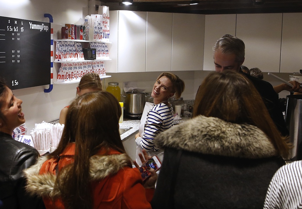 Scarlett Johansson vende pop corn a Parigi