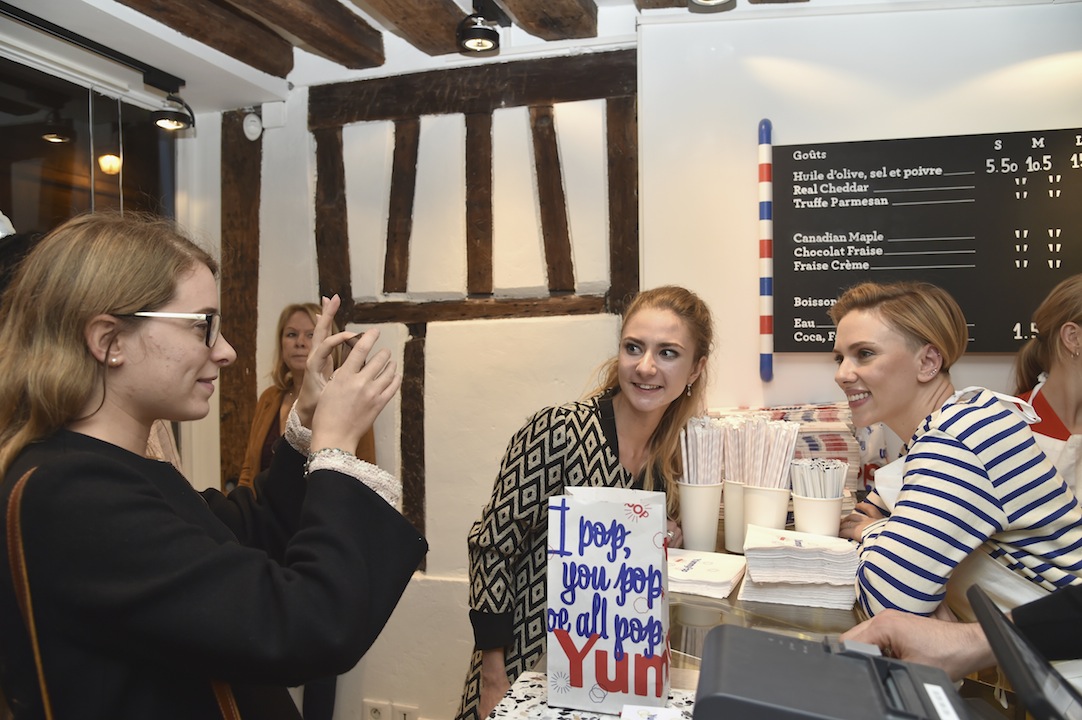 Scarlett Johansson vende pop corn a Parigi