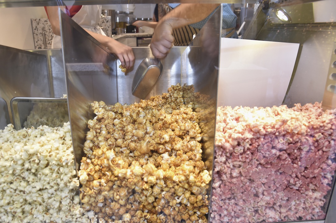 Scarlett Johansson vende pop corn a Parigi