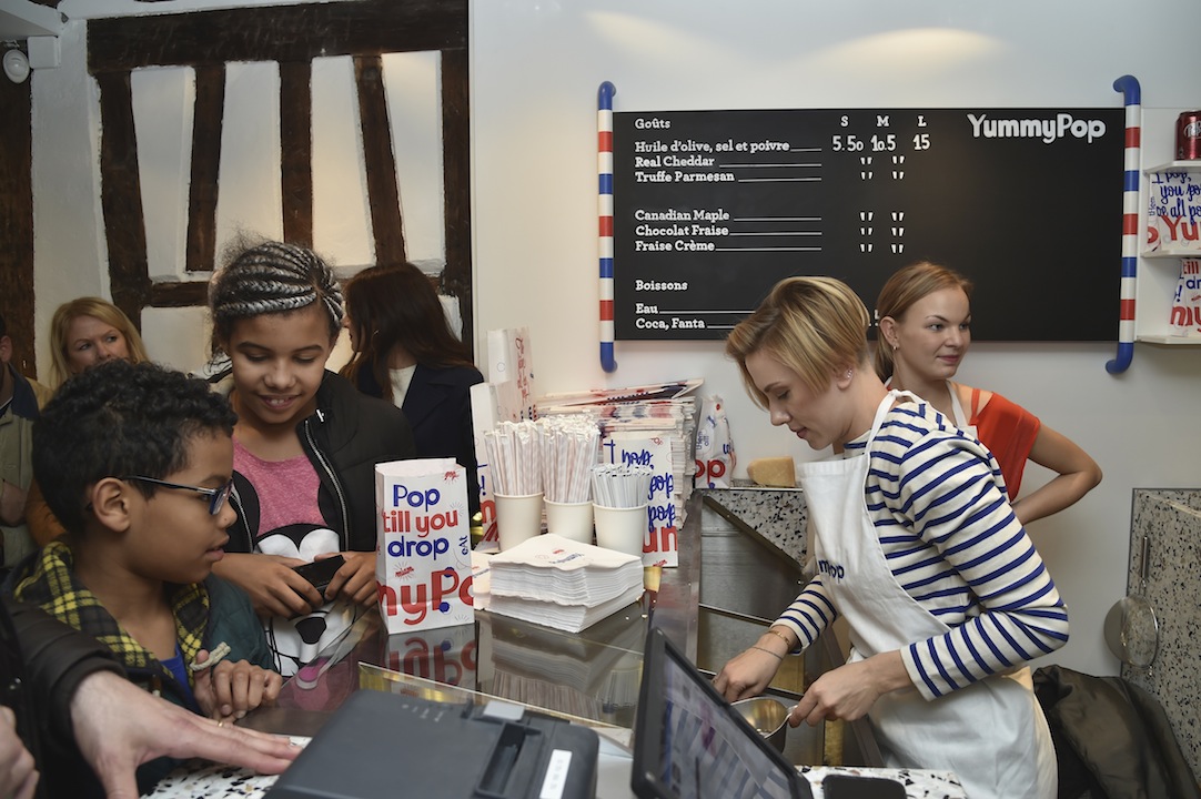 Scarlett Johansson vende pop corn a Parigi