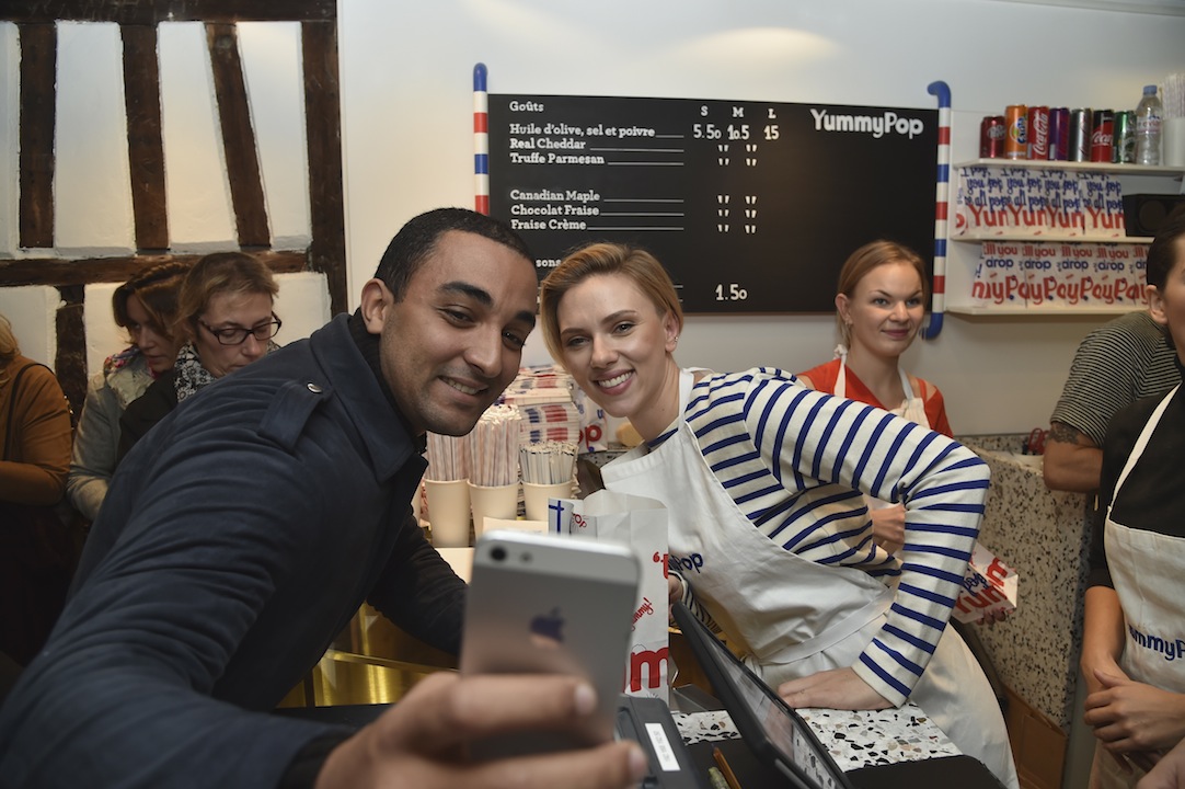 Scarlett Johansson vende pop corn a Parigi