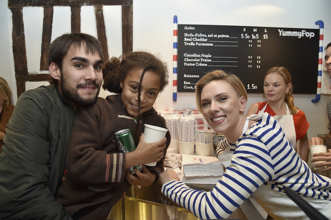 Scarlett Johansson vende pop corn a Parigi