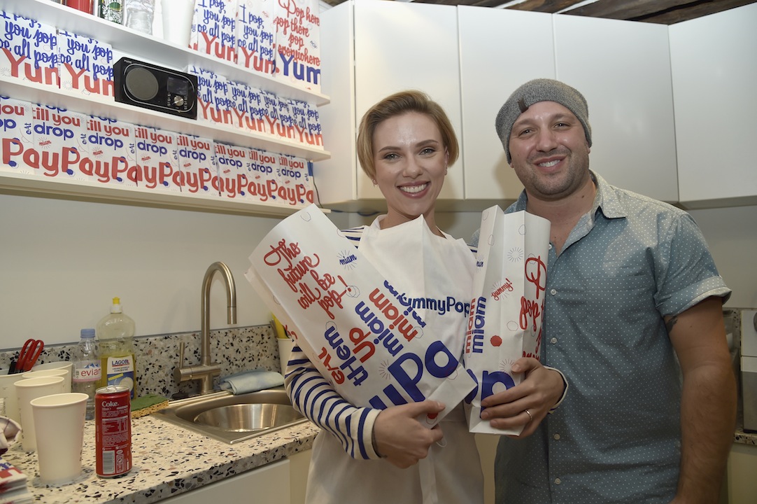 Scarlett Johansson vende pop corn a Parigi