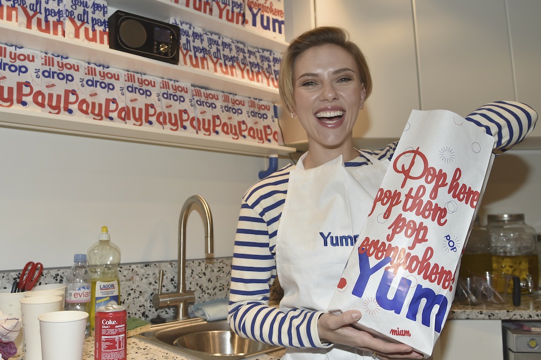 Scarlett Johansson vende pop corn a Parigi