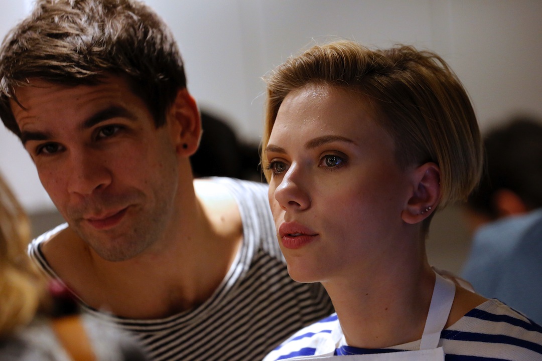 Scarlett Johansson vende pop corn a Parigi