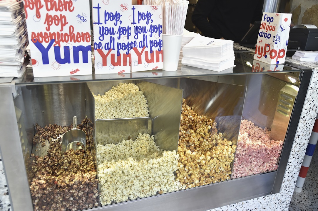 Scarlett Johansson vende pop corn a Parigi