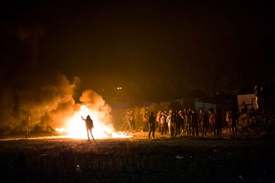 Sgombero della “giungla” di Calais: incidenti e scontri | video