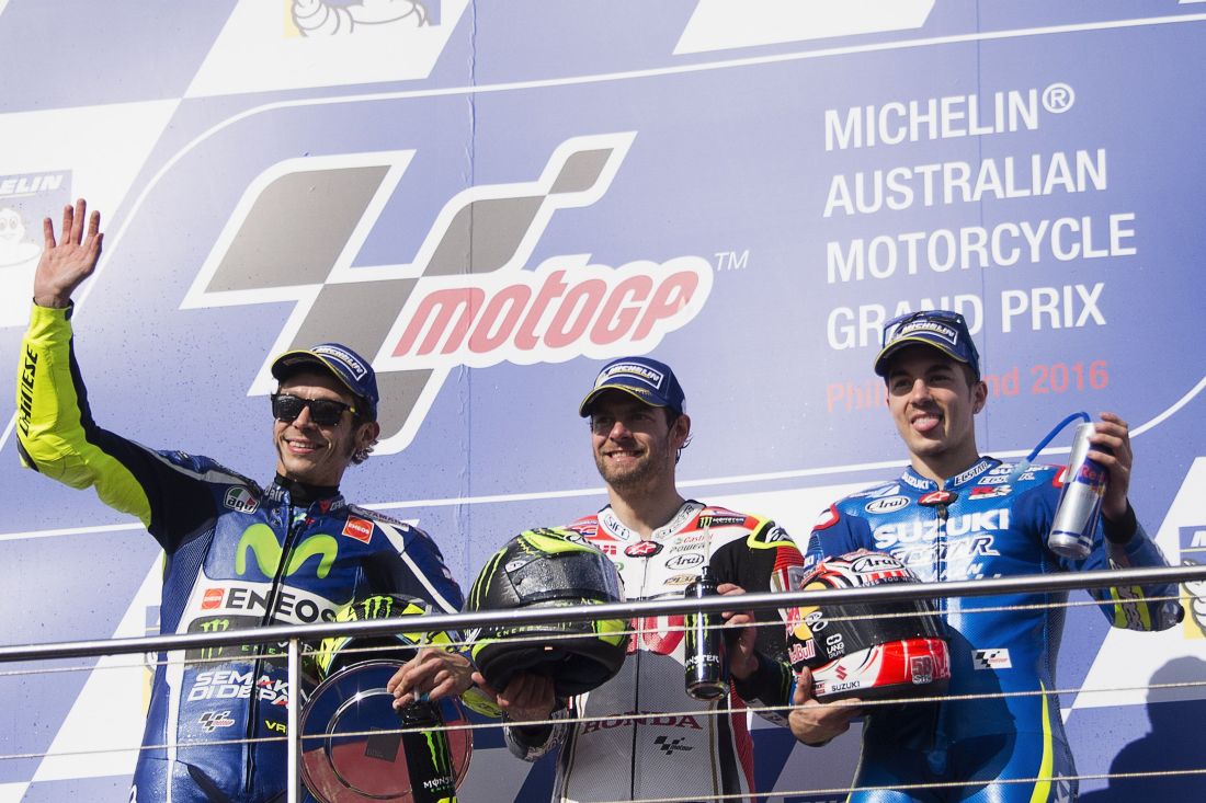 Gp Australia: Rossi parte 15°, arriva 2° e dedica il podio a Simoncelli Gp Australia: Rossi parte 15°, arriva 2° e dedica il podio a Simoncelli