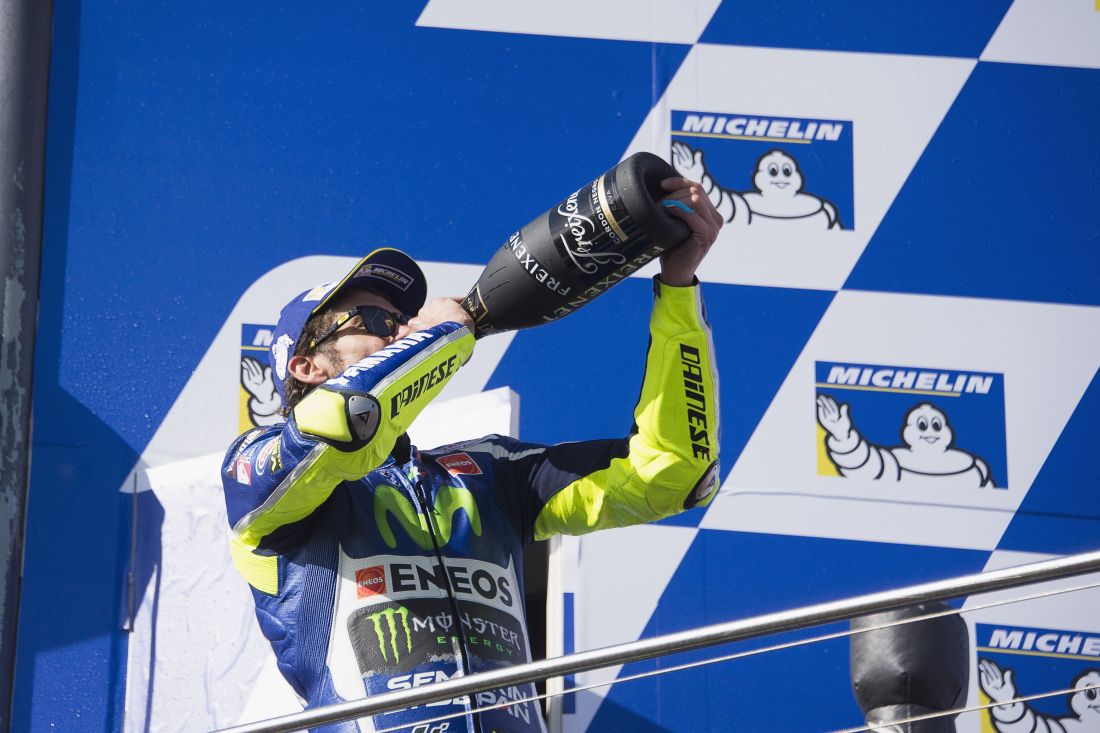 Gp Australia: Rossi parte 15°, arriva 2° e dedica il podio a Simoncelli Gp Australia: Rossi parte 15°, arriva 2° e dedica il podio a Simoncelli