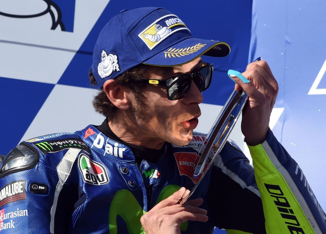 Gp Australia: Rossi parte 15°, arriva 2° e dedica il podio a Simoncelli Gp Australia: Rossi parte 15°, arriva 2° e dedica il podio a Simoncelli