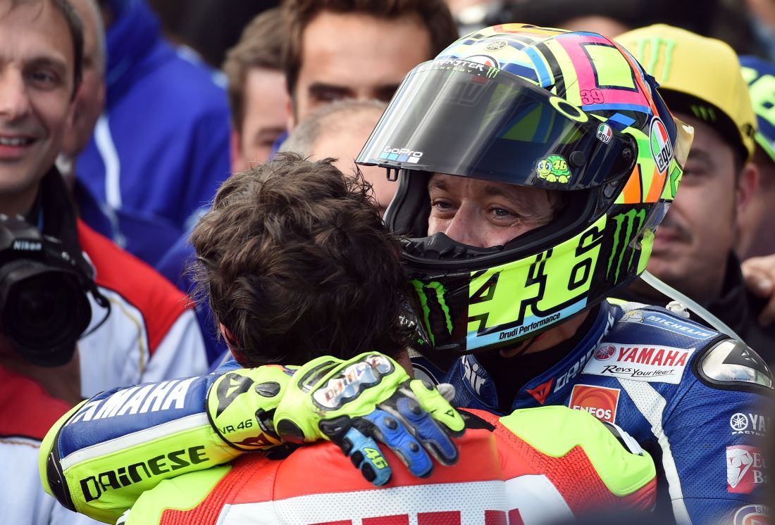 Gp Australia: Rossi parte 15°, arriva 2° e dedica il podio a Simoncelli Gp Australia: Rossi parte 15°, arriva 2° e dedica il podio a Simoncelli