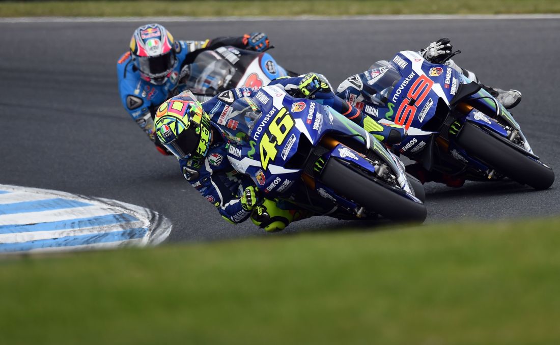 Gp Australia: Rossi parte 15°, arriva 2° e dedica il podio a Simoncelli Gp Australia: Rossi parte 15°, arriva 2° e dedica il podio a Simoncelli