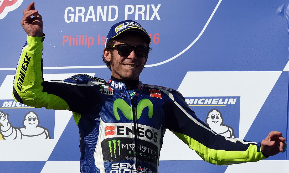 Gp Australia: Rossi parte 15°, arriva 2° e dedica il podio a Simoncelli Gp Australia: Rossi parte 15°, arriva 2° e dedica il podio a Simoncelli