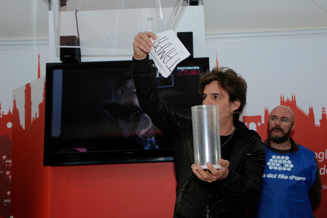 A Panorama d’Italia il mago Casanova si fa “medium dei media” A Panorama d’Italia il mago Casanova si fa “medium dei media”