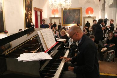 Alfonso Signorini “pianista” racconta Chopin