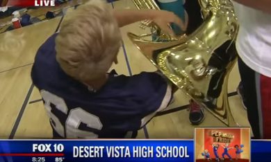 Giornalista perde il microfono dentro un susafono