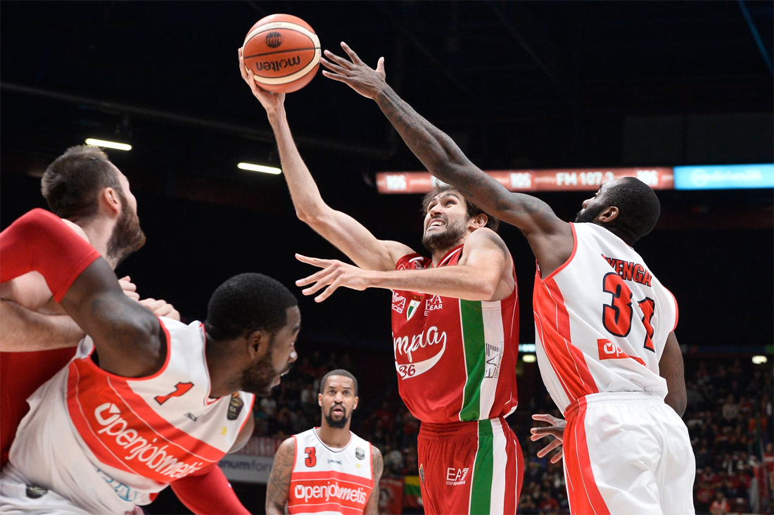 Basket, Serie A: derby e fuga per l’EA7 Milano, record al tiro per Della Valle Basket, Serie A: derby e fuga per l’EA7 Milano, record al tiro per Della Valle