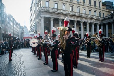 L’omaggio della fanfara dei Carabinieri per Panorama d’Italia a Milano