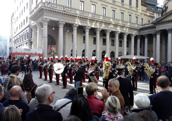 Panorama d’Italia a Milano: la città abbraccia il tour – FOTO e VIDEO