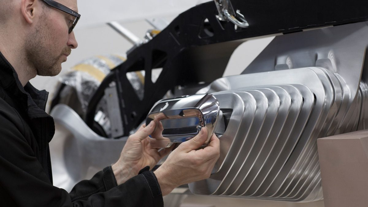 Galleria foto 'BMW: la moto del futuro starà in piedi da sola (e si guiderà senza casco)' - foto 24