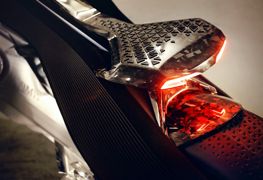 BMW: la moto del futuro starà in piedi da sola (e si guiderà senza casco) BMW: la moto del futuro starà in piedi da sola (e si guiderà senza casco)