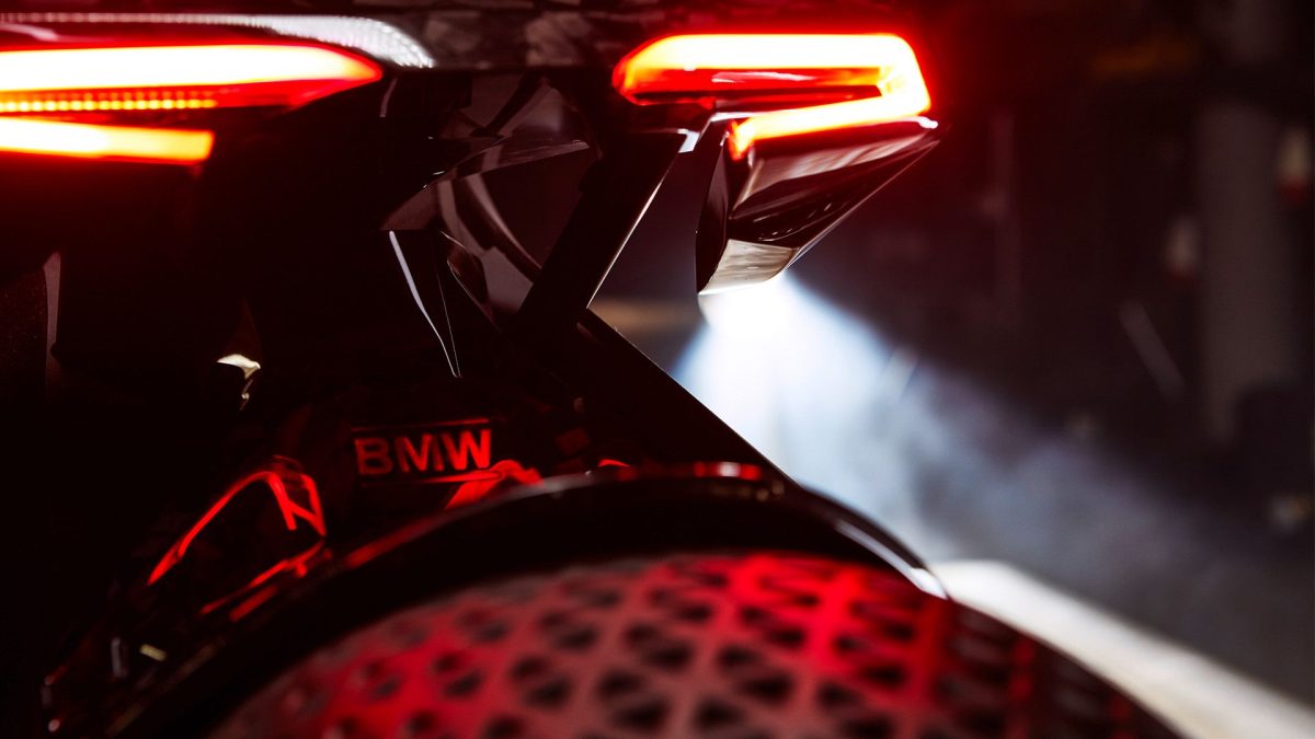 BMW: la moto del futuro starà in piedi da sola (e si guiderà senza casco) BMW: la moto del futuro starà in piedi da sola (e si guiderà senza casco)