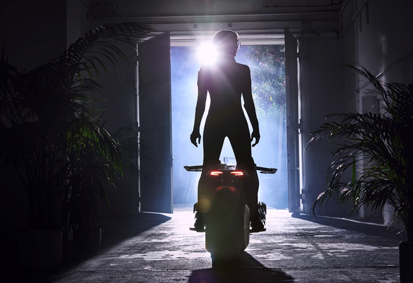 BMW: la moto del futuro starà in piedi da sola (e si guiderà senza casco) BMW: la moto del futuro starà in piedi da sola (e si guiderà senza casco)