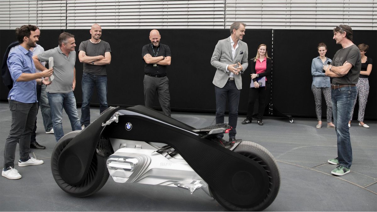 BMW: la moto del futuro starà in piedi da sola (e si guiderà senza casco) BMW: la moto del futuro starà in piedi da sola (e si guiderà senza casco)