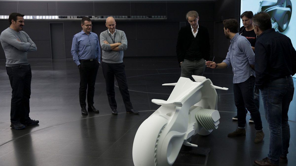 BMW: la moto del futuro starà in piedi da sola (e si guiderà senza casco) BMW: la moto del futuro starà in piedi da sola (e si guiderà senza casco)