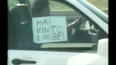 Dario Fo scopre di aver vinto il Nobel con Ambra | video