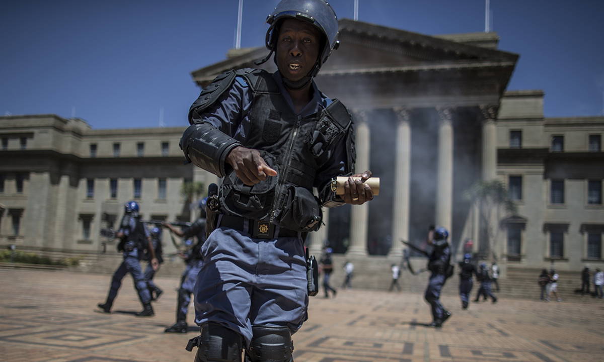 Sudafrica, scontri tra polizia e studenti per l’università gratuita – Foto